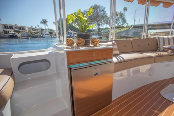 Duffy-Electric-Boats-22Bay-Island-Interior-2021_Med-10-scaled